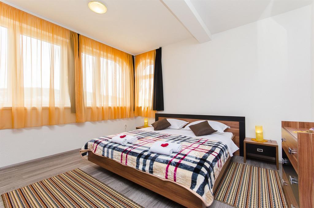 Apartments Branka トロギール エクステリア 写真