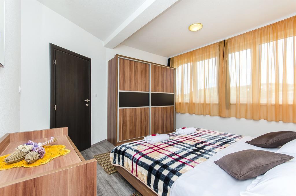 Apartments Branka トロギール エクステリア 写真